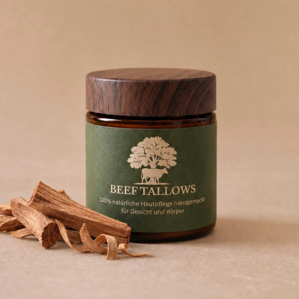 BeefTallows Rindertalg Creme Sandelholz im Tiegel mit Holzdeckel neben Sandelholzstücken